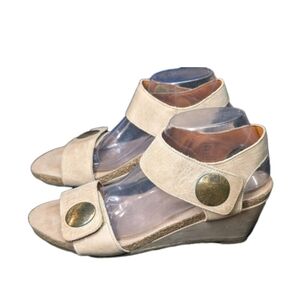 Taos Womens Carousel 2 Button Wedge Leather Sandals Shoes Fully Adjustable Sz 40